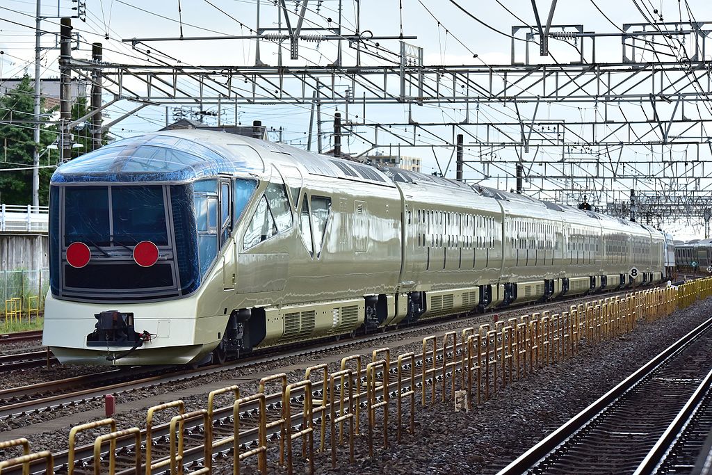 JR_East_E001_Train_Suite_Shiki-shima_Kōzu_2016_0907